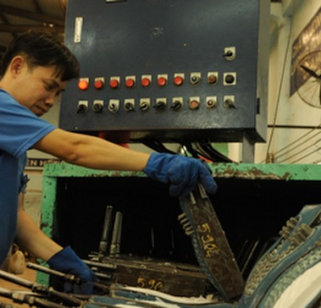 Hình Ảnh Nhân Viên Đang Làm Tại Xưởng