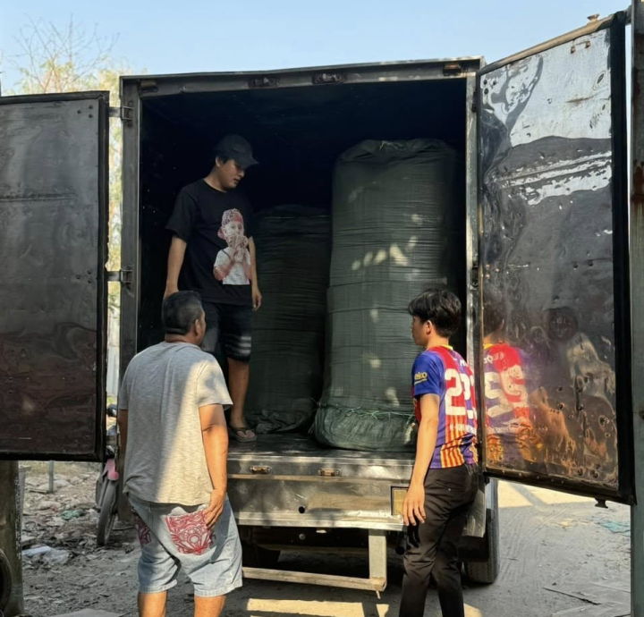 Hình Ảnh Nhân Viên Giao Hàng