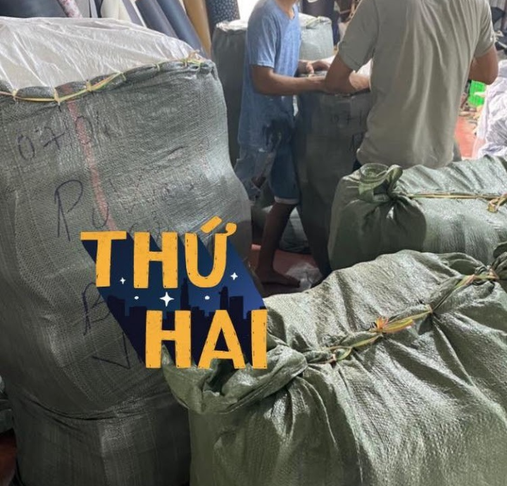 Hình Ảnh Nhân Viên Đang Làm Tại Xưởng