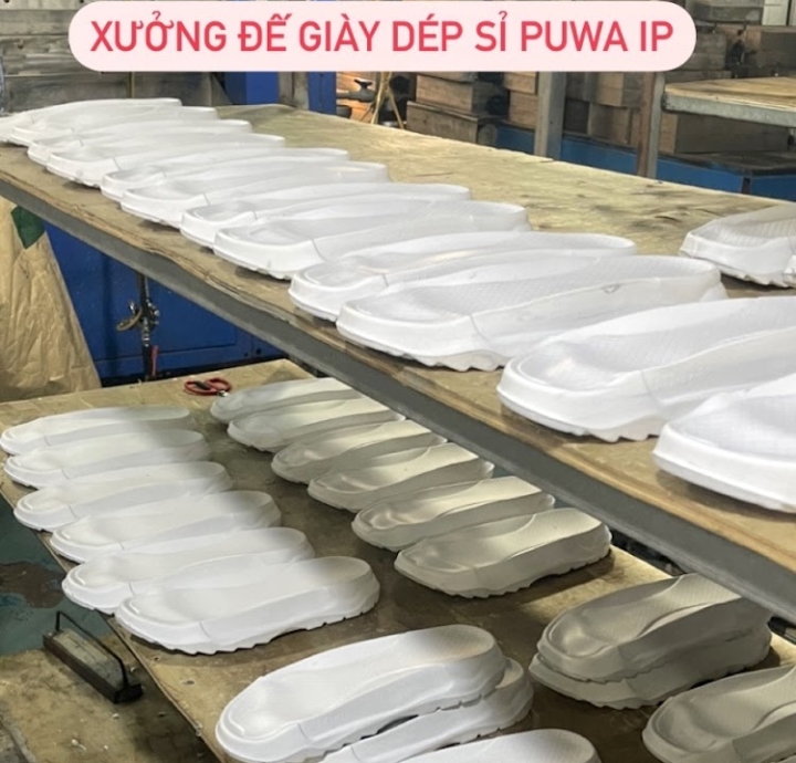Hình Ảnh Nhân Viên Đang Làm Tại Xưởng
